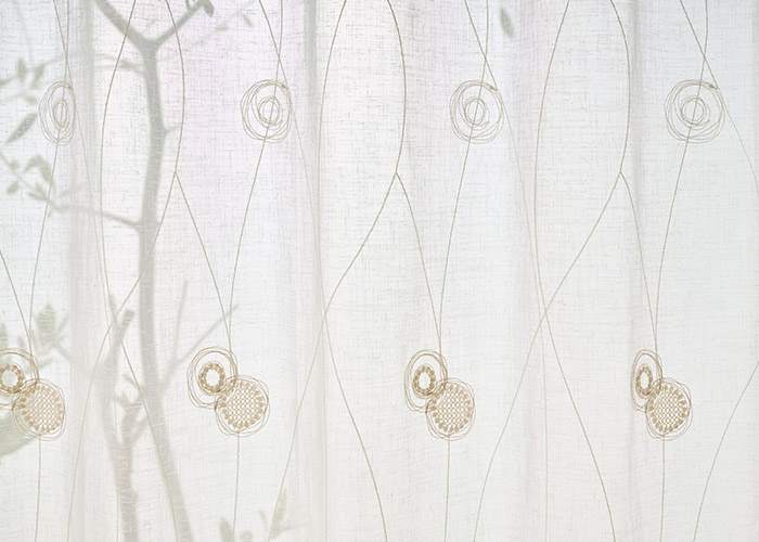 ナチュラルモダンな丸い刺繍がやさしい雰囲気のトルコ刺繍レースカーテン　フロッケ（L-8205)