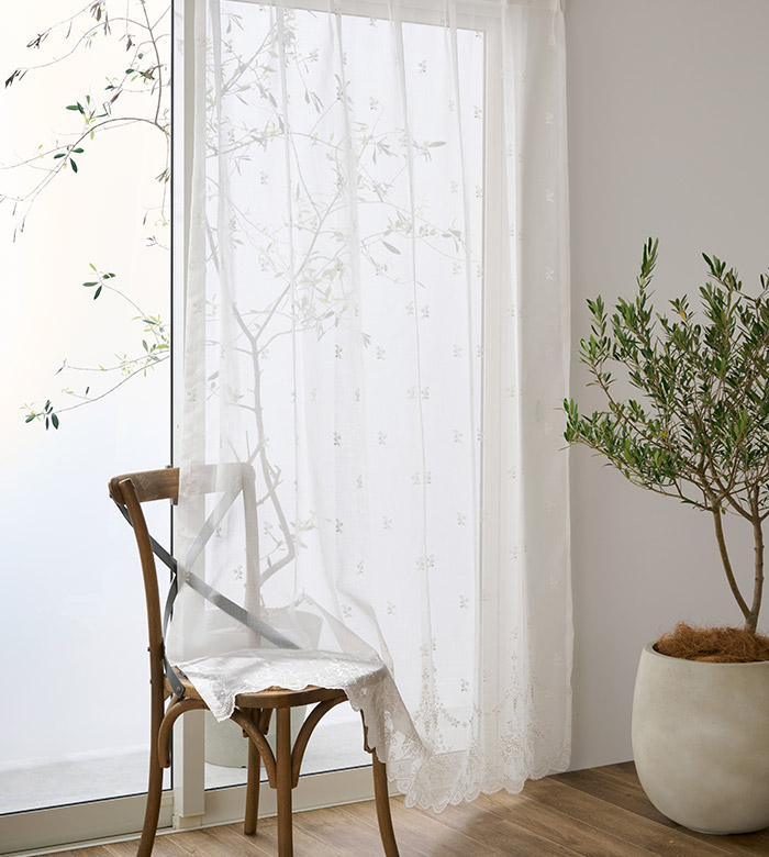 裾の豪華なオーナメント柄が美しい華やかな印象のトルコ刺繍レースカーテン　ミニョン（L-8205)