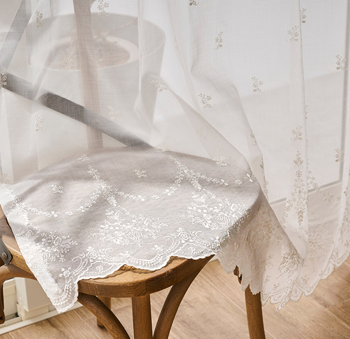 裾の豪華なオーナメント柄が美しい華やかな印象のトルコ刺繍レースカーテン　ミニョン（L-8205)