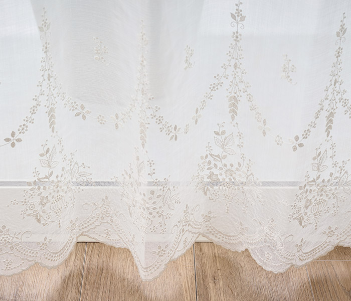 裾の豪華なオーナメント柄が美しい華やかな印象のトルコ刺繍レースカーテン　ミニョン（L-8205)