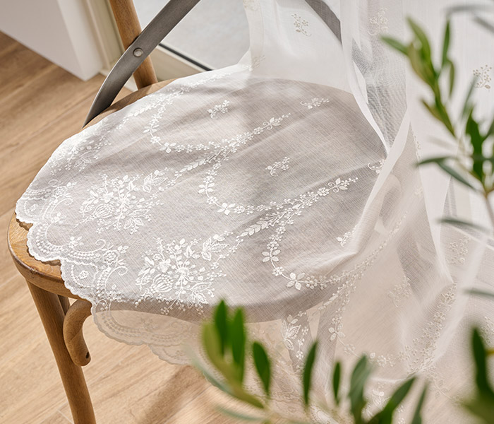 裾の豪華なオーナメント柄が美しい華やかな印象のトルコ刺繍レースカーテン　ミニョン（L-8205)