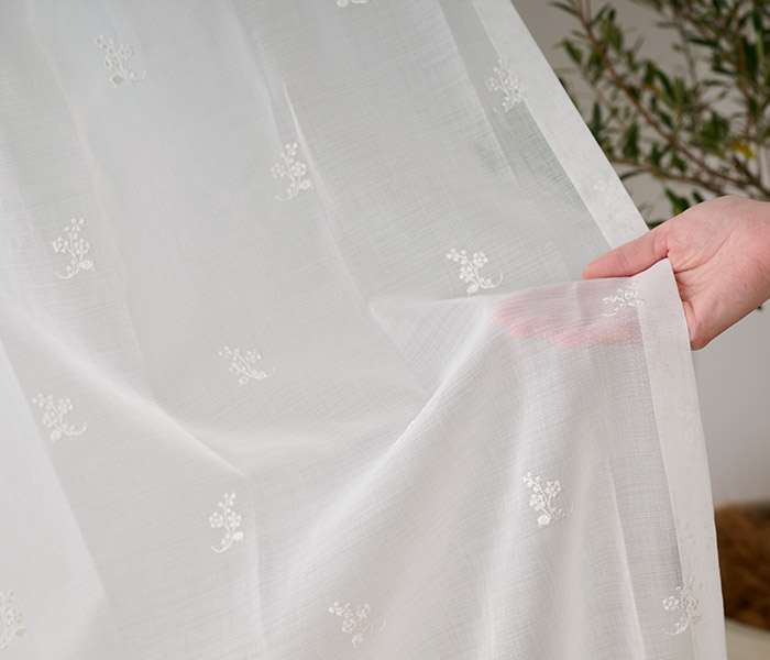 裾の豪華なオーナメント柄が美しい華やかな印象のトルコ刺繍レースカーテン　ミニョン（L-8205)