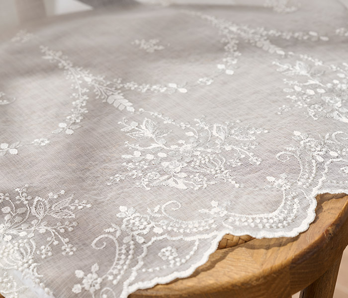 裾の豪華なオーナメント柄が美しい華やかな印象のトルコ刺繍レースカーテン　ミニョン（L-8205)