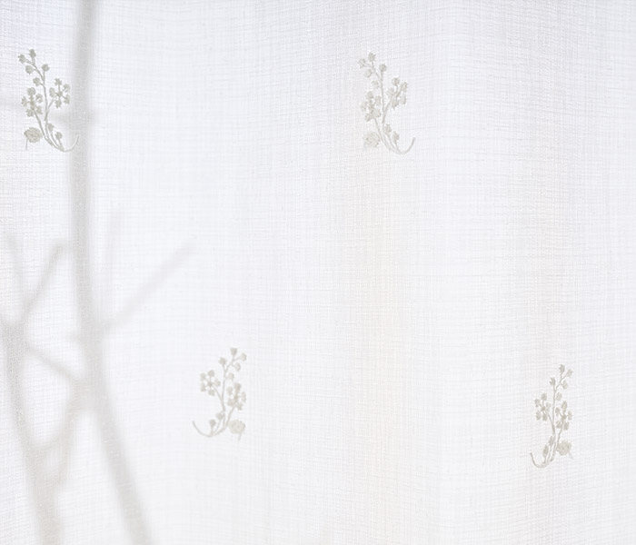 裾の豪華なオーナメント柄が美しい華やかな印象のトルコ刺繍レースカーテン　ミニョン（L-8205)