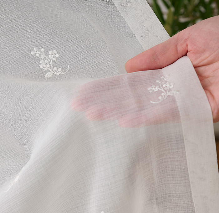 裾の豪華なオーナメント柄が美しい華やかな印象のトルコ刺繍レースカーテン　ミニョン（L-8205)