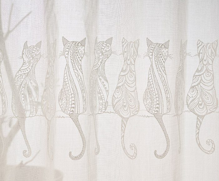 外を眺める猫たちを繊細な刺繍で表現したトルコ製レースカーテン　パーチェ（L-8205)