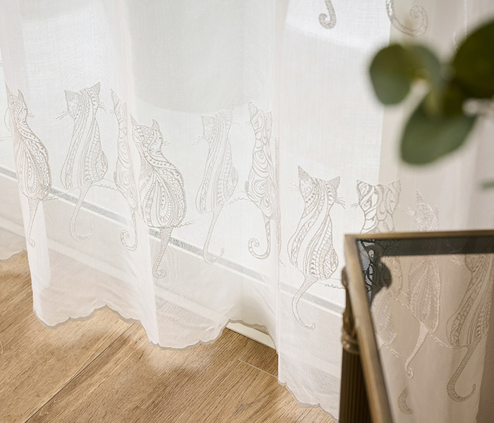 外を眺める猫たちを繊細な刺繍で表現したトルコ製レースカーテン　パーチェ（L-8205)