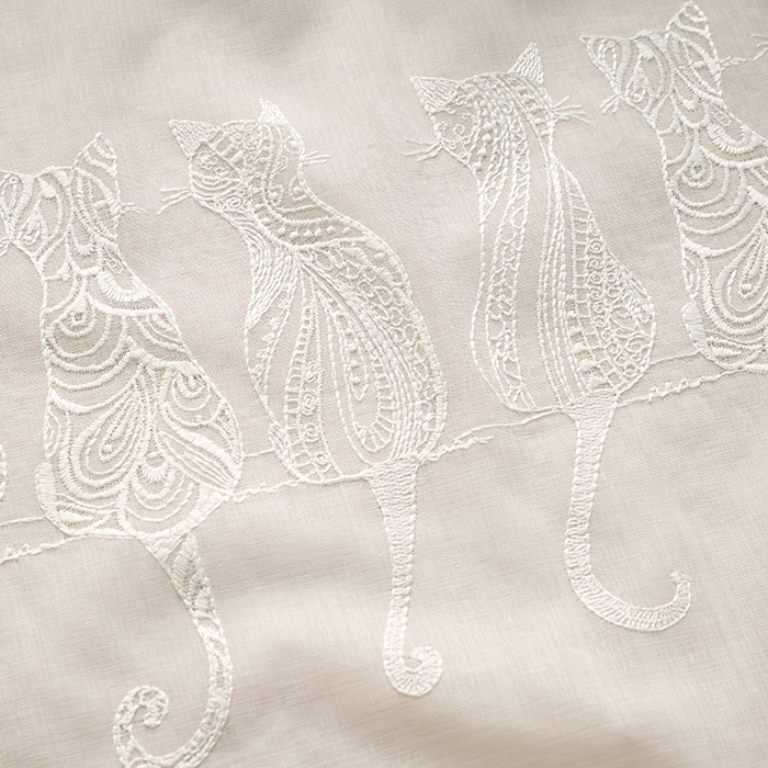 外を眺める猫たちを繊細な刺繍で表現したトルコ製レースカーテン　パーチェ（L-8205)