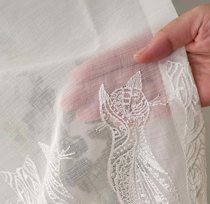 外を眺める猫たちを繊細な刺繍で表現したトルコ製レースカーテン　パーチェ（L-8205)
