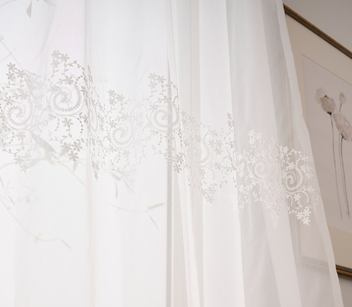 上品な小花と唐草の刺繍が美しいトルコ刺繍レースカーテン　ラフィネ（L-8205)