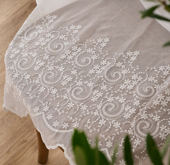 上品な小花と唐草の刺繍が美しいトルコ刺繍レースカーテン　ラフィネ（L-8205)