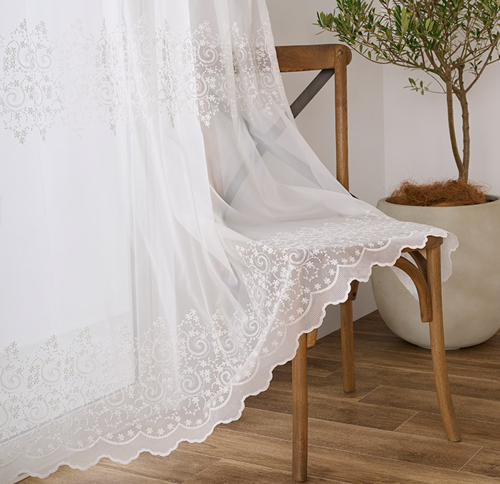 上品な小花と唐草の刺繍が美しいトルコ刺繍レースカーテン　ラフィネ（L-8205)