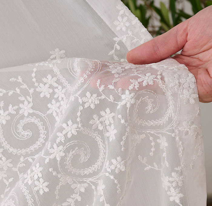 上品な小花と唐草の刺繍が美しいトルコ刺繍レースカーテン　ラフィネ（L-8205)